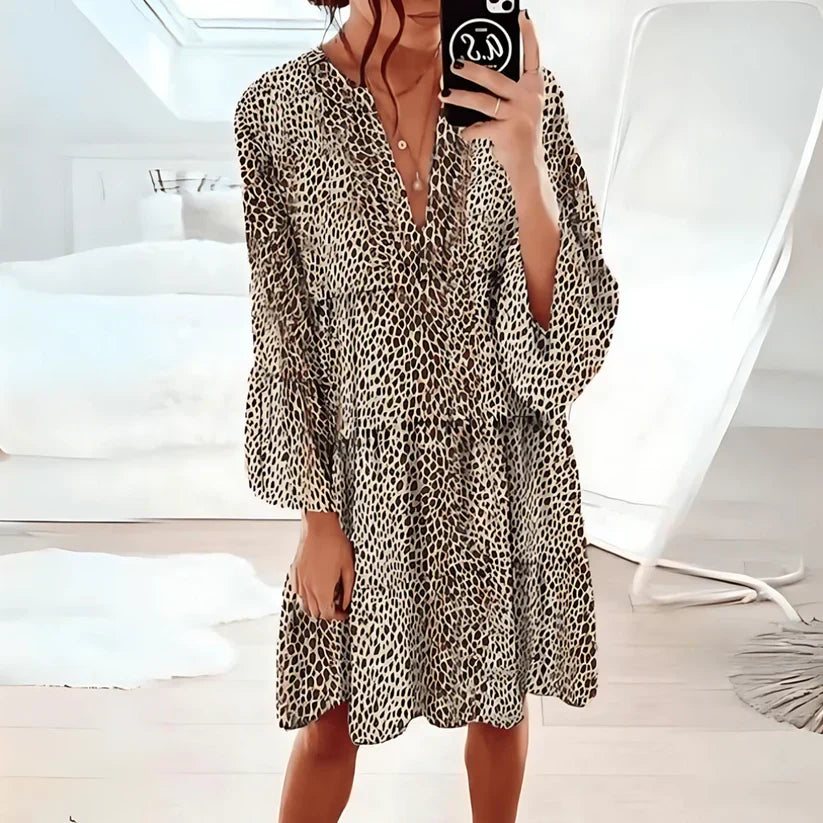 Damklänning med vild elegans och leopardprint – Böljande klänning med djurtryck och avslappnad bohemisk glamour
