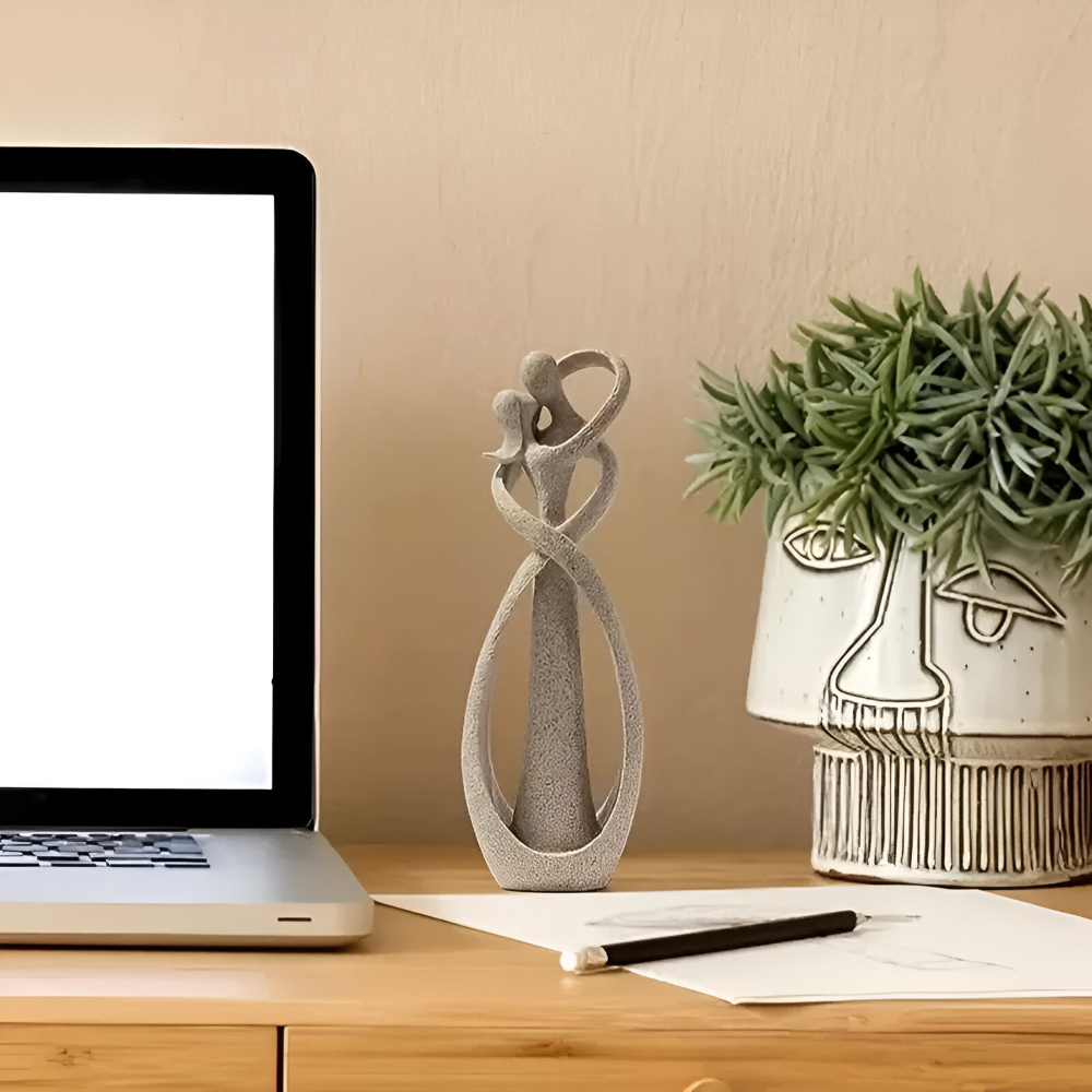 Modern kärleksskulptur i harts – Abstrakt kyssande pardekor för skrivbord och hyllor