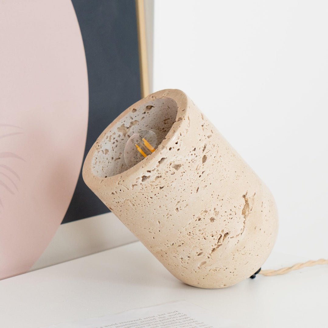 Skulptural bordslampa – Snygg heminredning för läsning och avkoppling