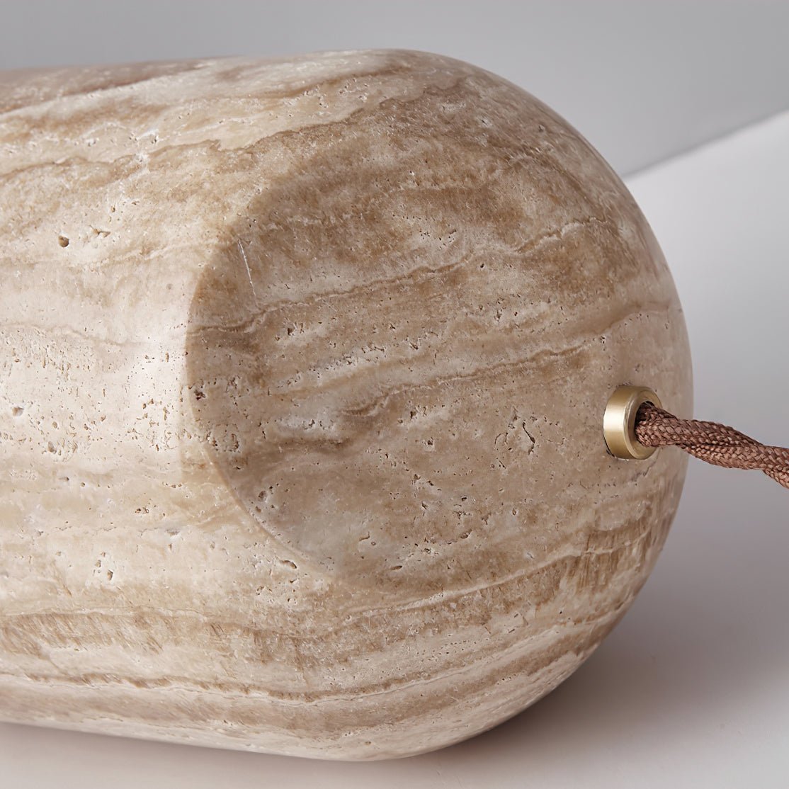 Skulptural bordslampa – Snygg heminredning för läsning och avkoppling