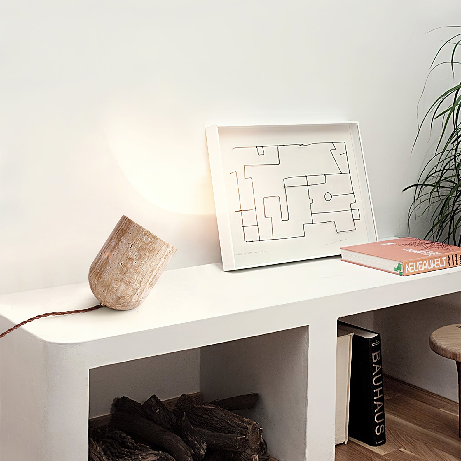 Skulptural bordslampa – Snygg heminredning för läsning och avkoppling