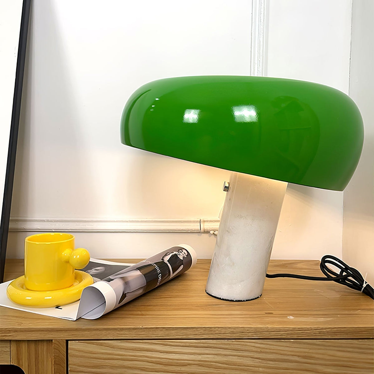 Bordslampa med pelarbas och organisk form – arbetsbelysning med välvd skärm