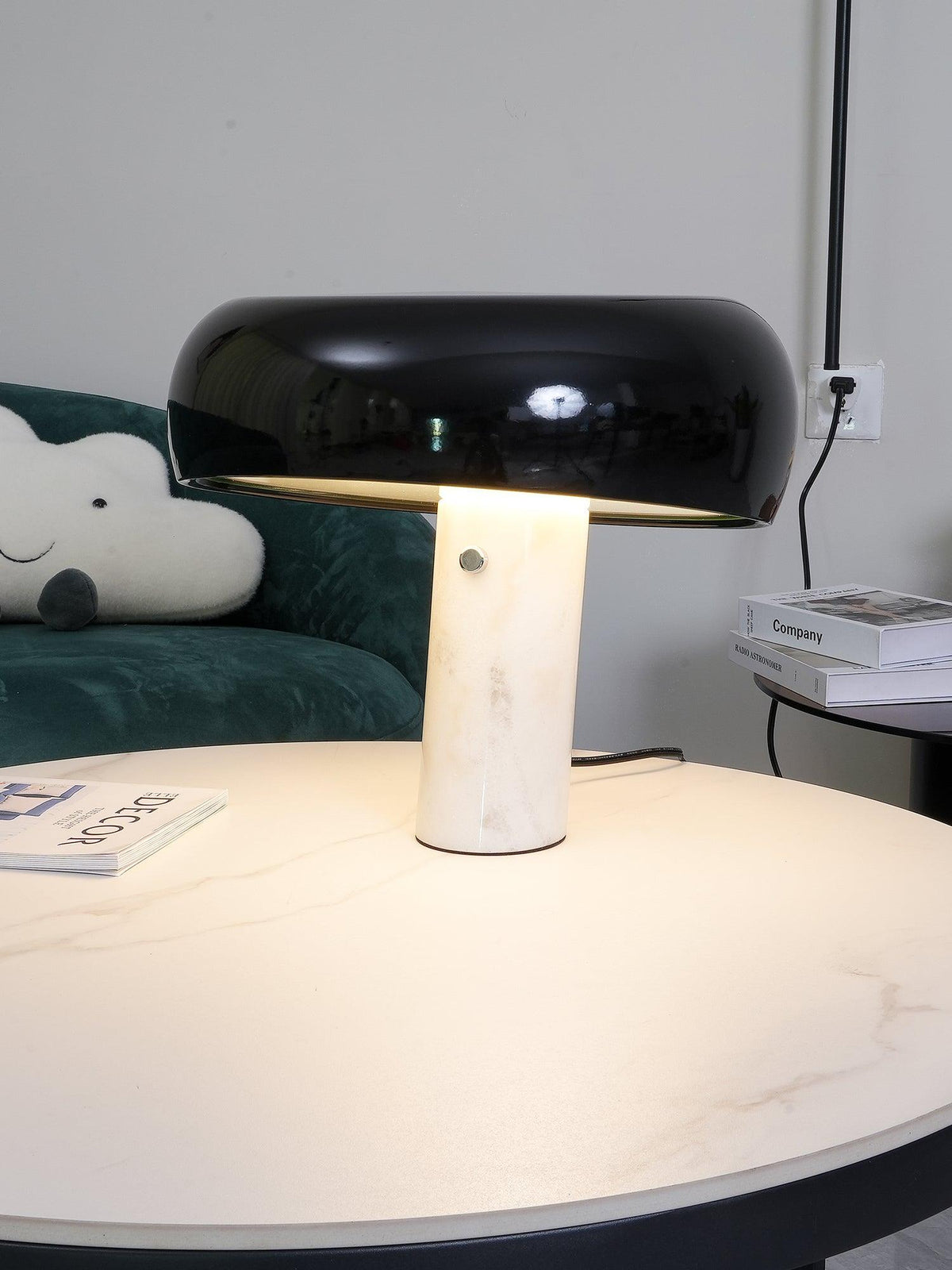 Bordslampa med pelarbas och organisk form – arbetsbelysning med välvd skärm