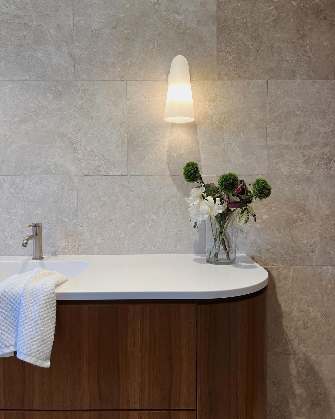 Elegant konisk vägglampa i glas – Modern vägglampa för sovrum och vardagsrum