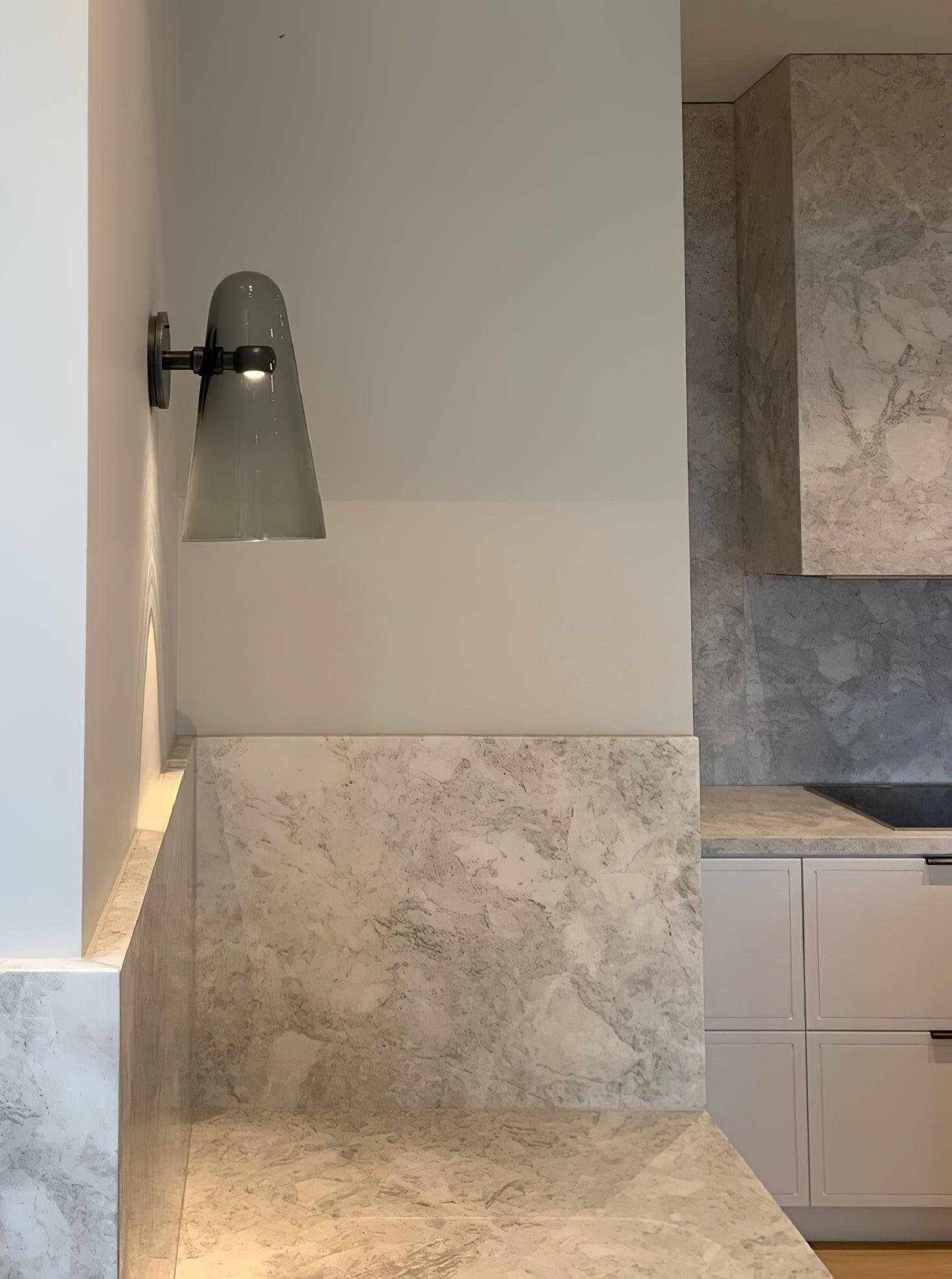 Elegant konisk vägglampa i glas – Modern vägglampa för sovrum och vardagsrum