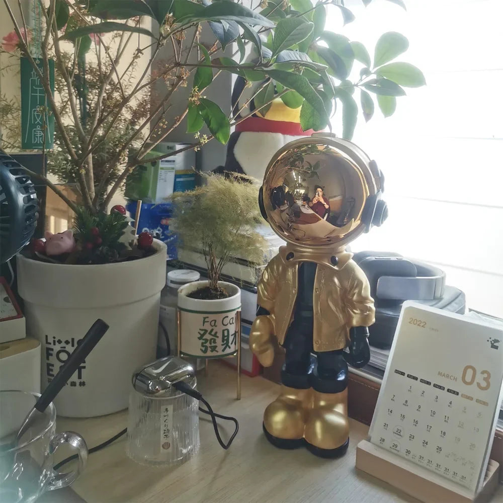 Samtida astronautskulptur - Modern rymdutforskare för kontor och heminredning