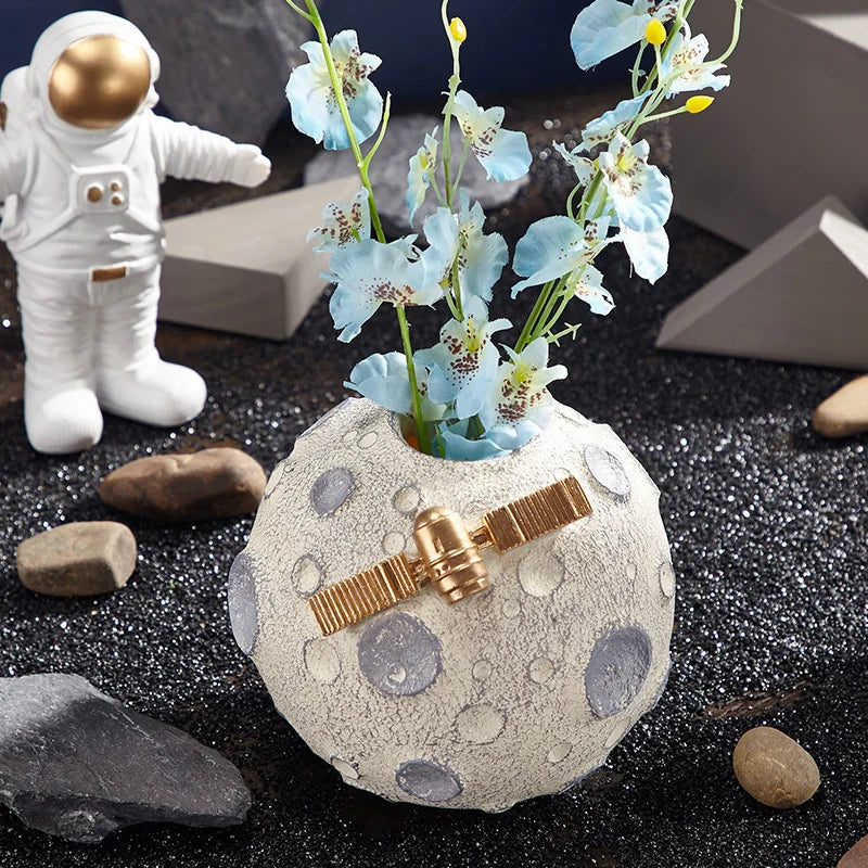 Samtida astronautskulptur - Modern rymdutforskare för kontor och heminredning