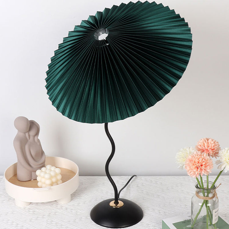 Nordic Folded Linen Bordslampa – Elegant böjd järndesign