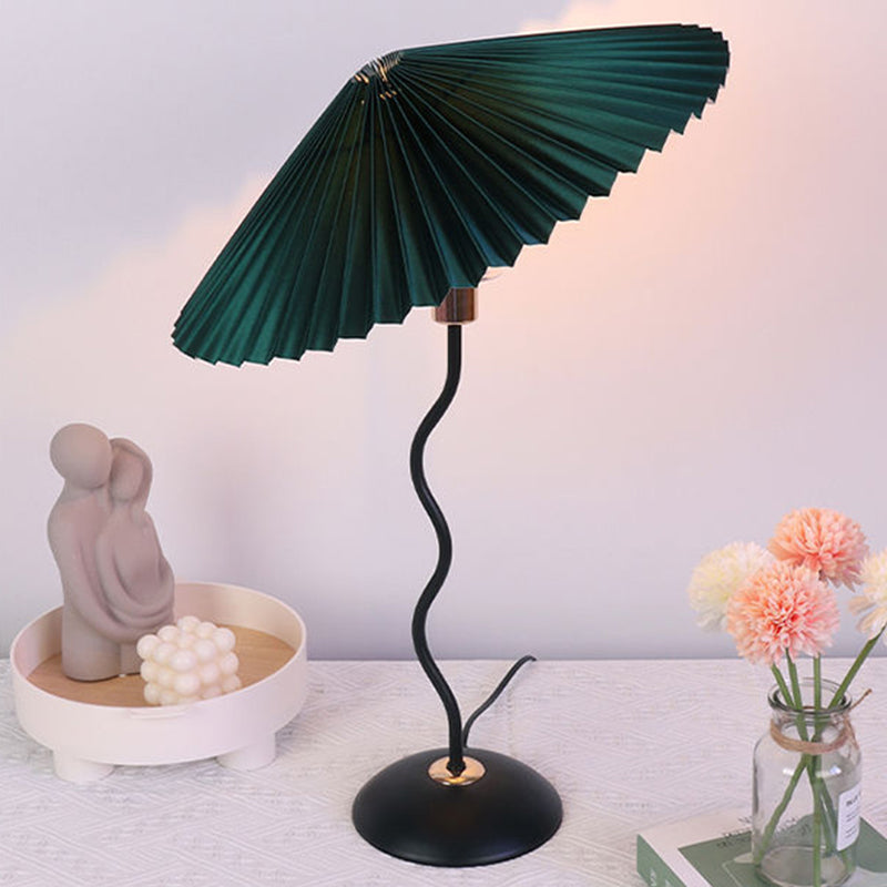 Nordic Folded Linen Bordslampa – Elegant böjd järndesign