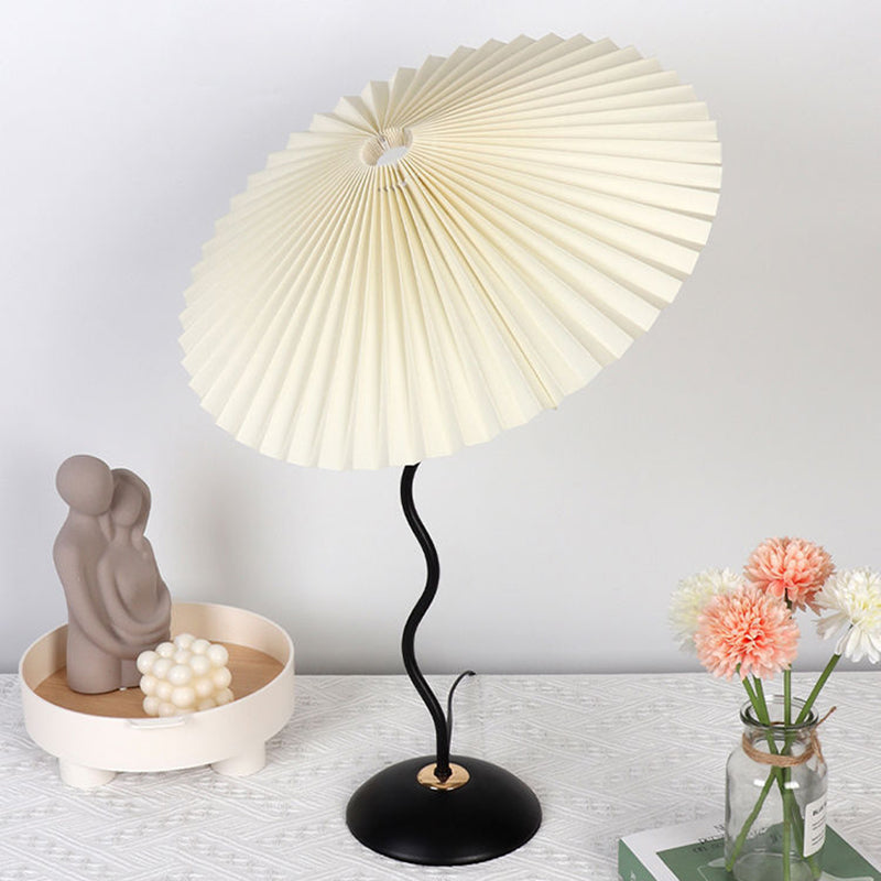 Nordic Folded Linen Bordslampa – Elegant böjd järndesign