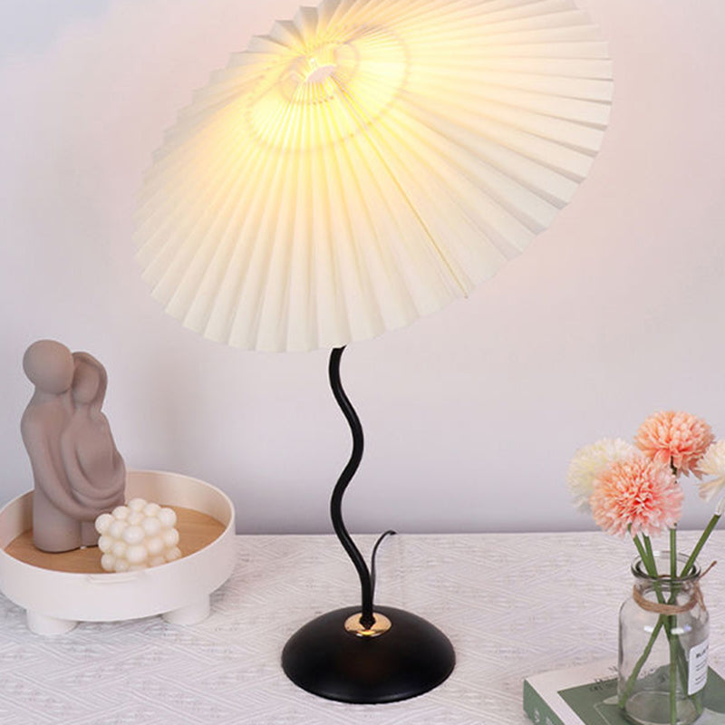 Nordic Folded Linen Bordslampa – Elegant böjd järndesign