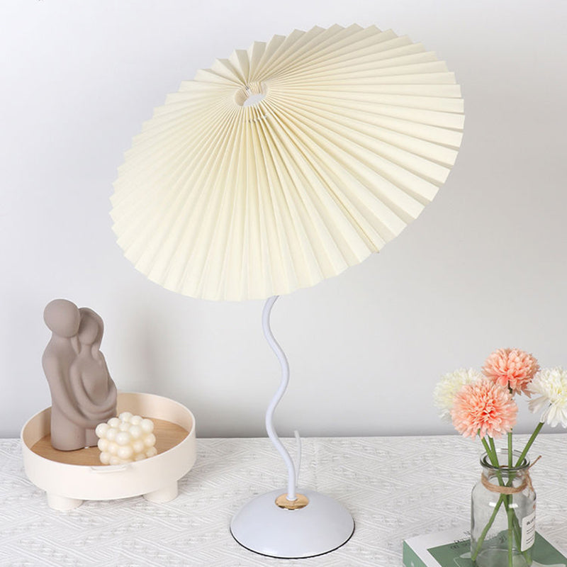 Nordic Folded Linen Bordslampa – Elegant böjd järndesign