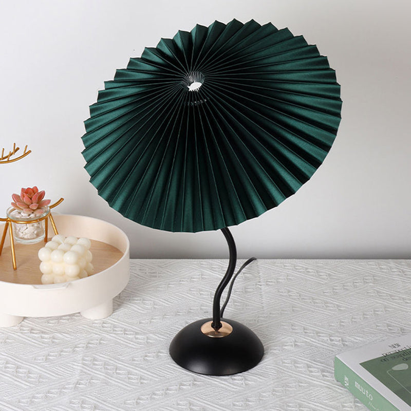 Nordic Folded Linen Bordslampa – Elegant böjd järndesign