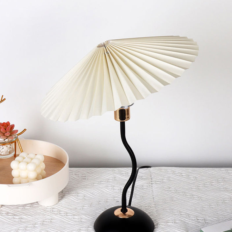 Nordic Folded Linen Bordslampa – Elegant böjd järndesign