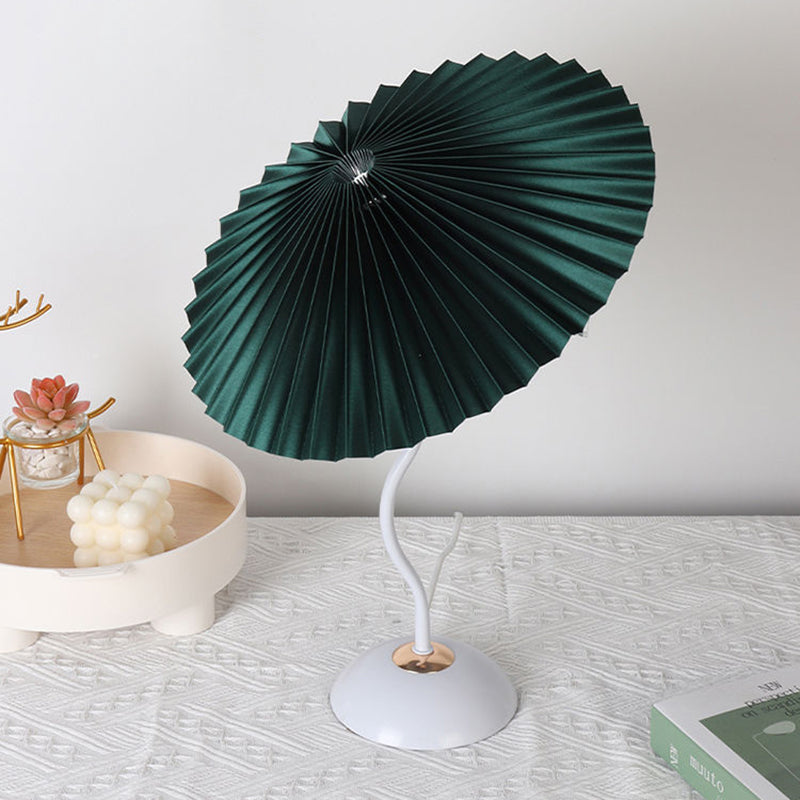 Nordic Folded Linen Bordslampa – Elegant böjd järndesign