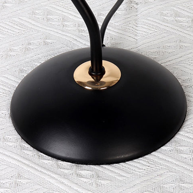 Nordic Folded Linen Bordslampa – Elegant böjd järndesign