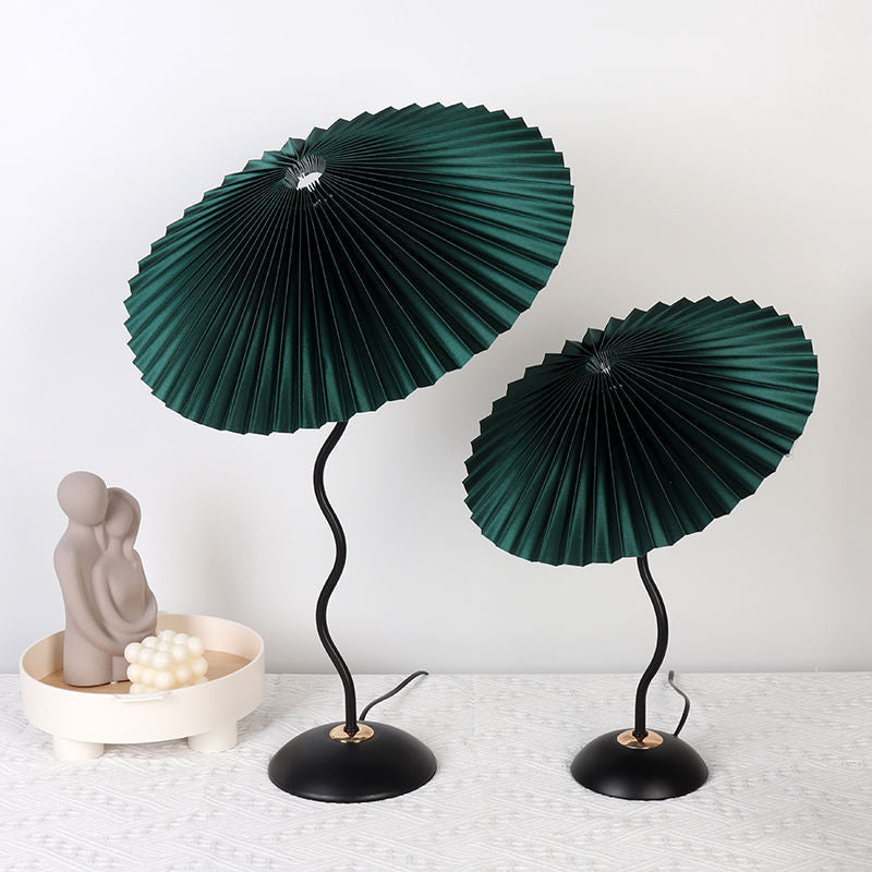Nordic Folded Linen Bordslampa – Elegant böjd järndesign