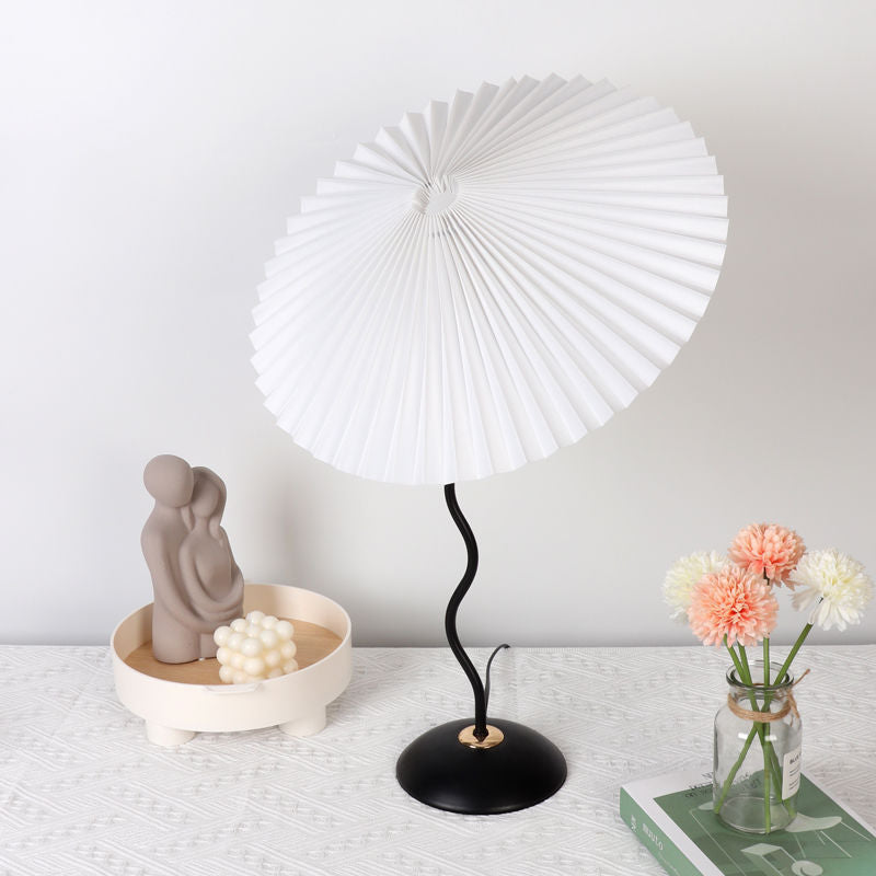 Nordic Folded Linen Bordslampa – Elegant böjd järndesign