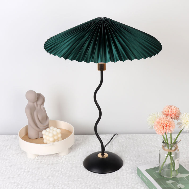 Nordic Folded Linen Bordslampa – Elegant böjd järndesign