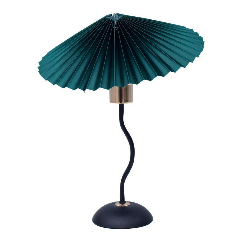 Nordic Folded Linen Bordslampa – Elegant böjd järndesign