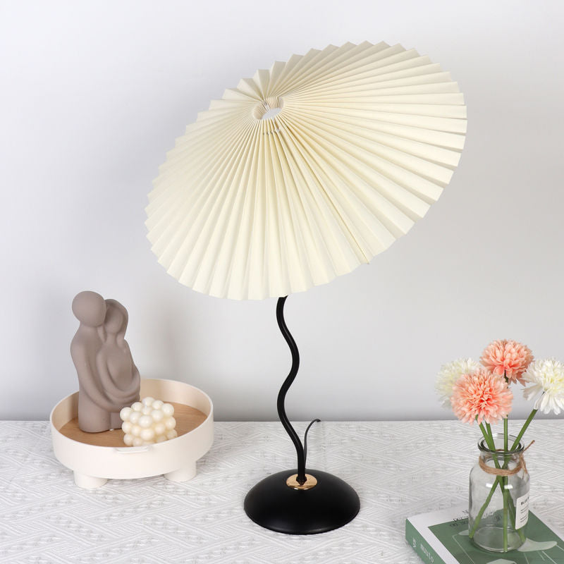 Nordic Folded Linen Bordslampa – Elegant böjd järndesign