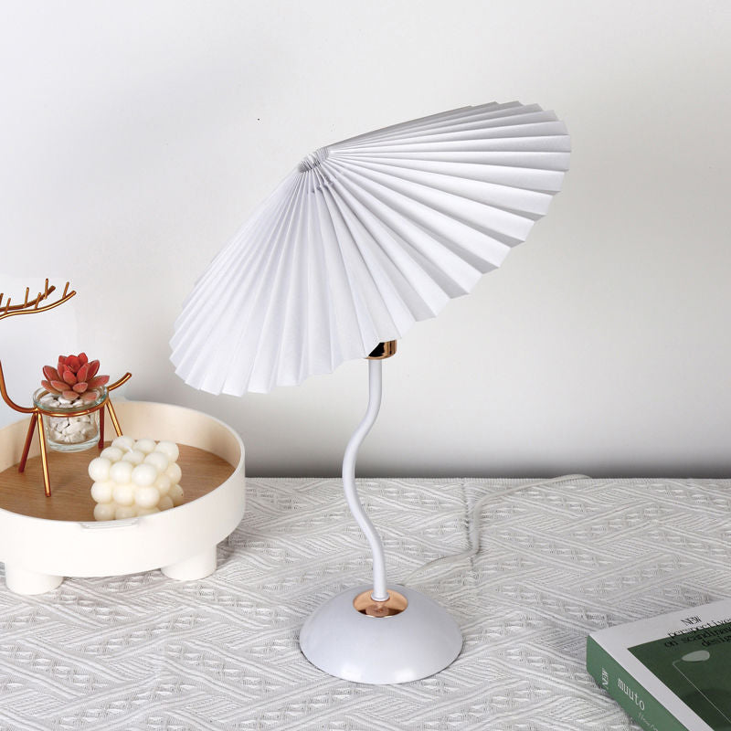 Nordic Folded Linen Bordslampa – Elegant böjd järndesign