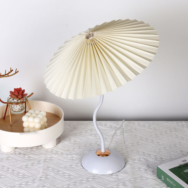 Nordic Folded Linen Bordslampa – Elegant böjd järndesign