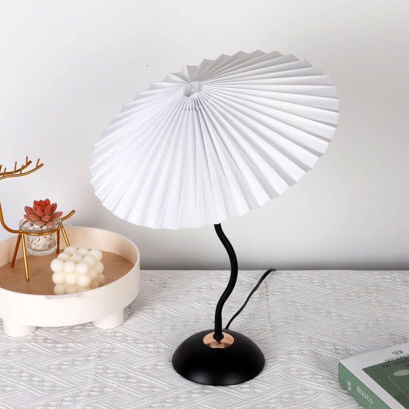 Nordic Folded Linen Bordslampa – Elegant böjd järndesign