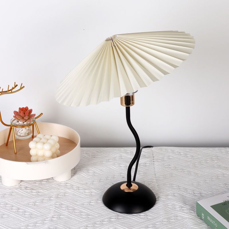 Nordic Folded Linen Bordslampa – Elegant böjd järndesign