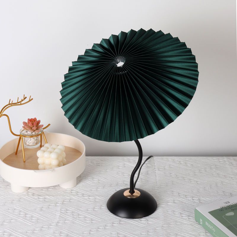 Nordic Folded Linen Bordslampa – Elegant böjd järndesign