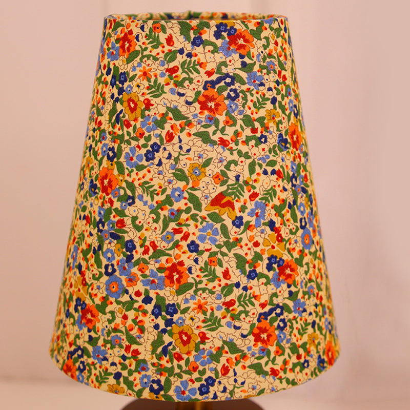 Vintage rund LED-bordslampa – handmålad blommig trä- och tygdesign