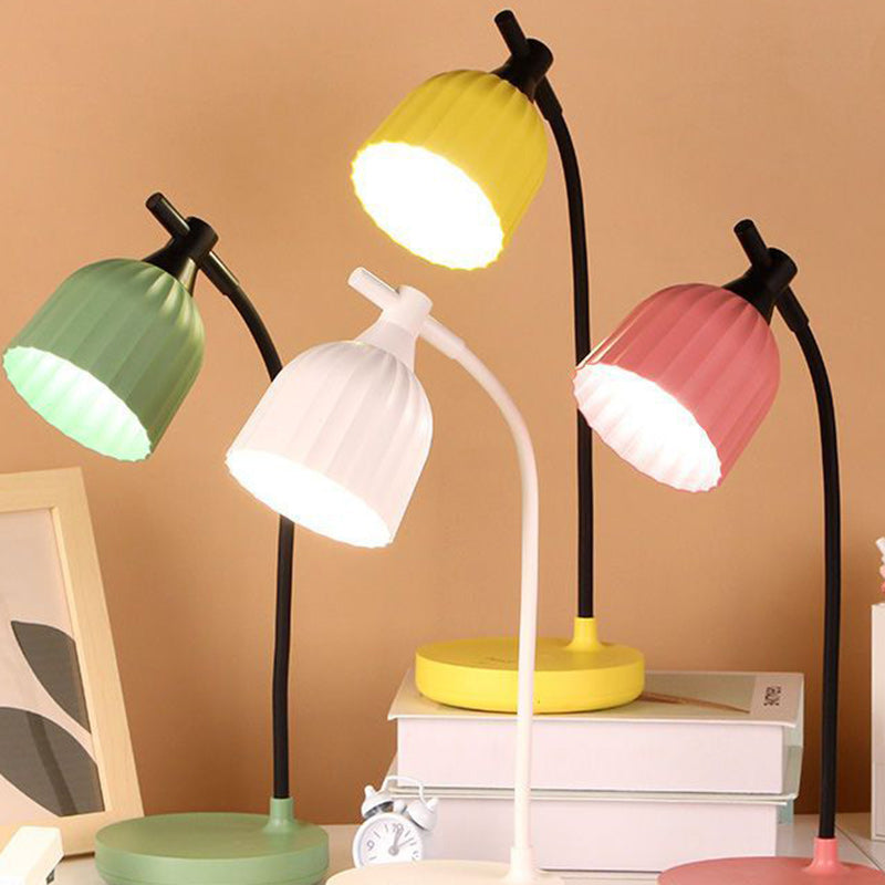 Elegant vikt LED-bordslampa – modern minimalistisk design