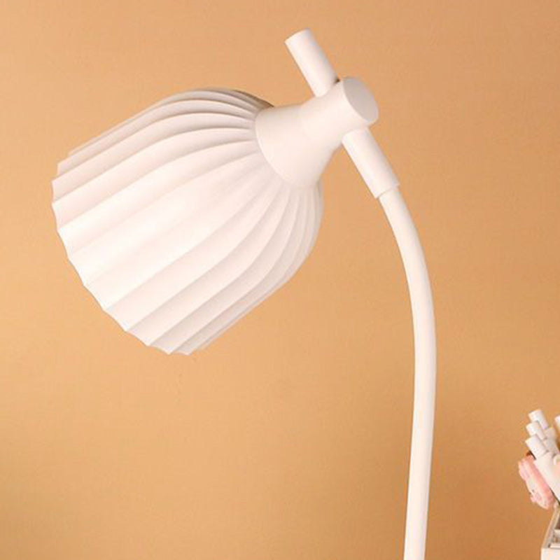 Elegant vikt LED-bordslampa – modern minimalistisk design