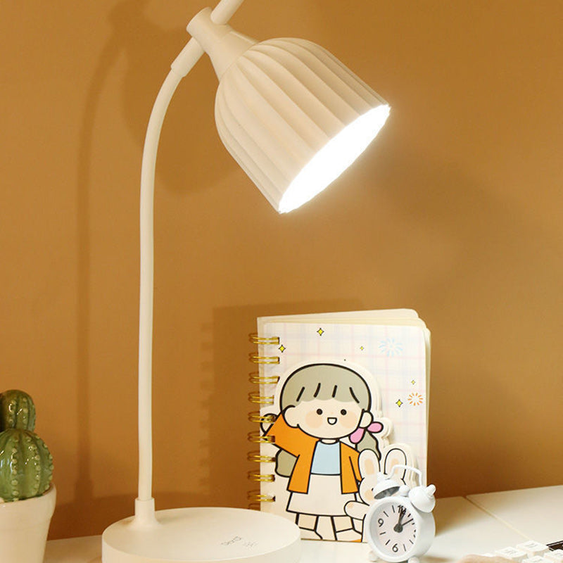 Elegant vikt LED-bordslampa – modern minimalistisk design