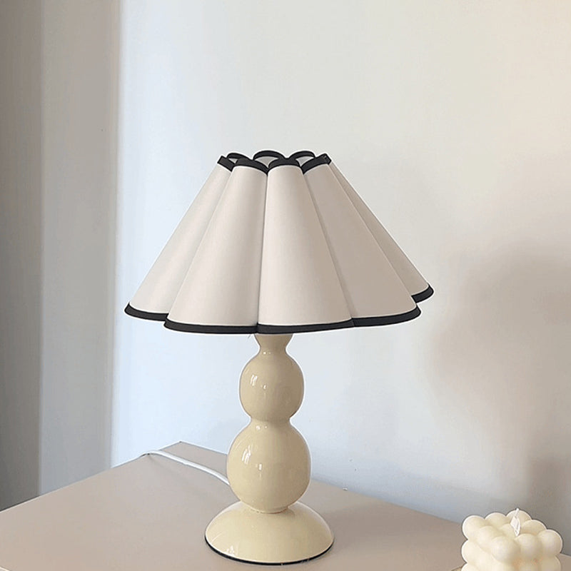 Franskinspirerad tygbordslampa – elegant avsmalnande pumpadesign