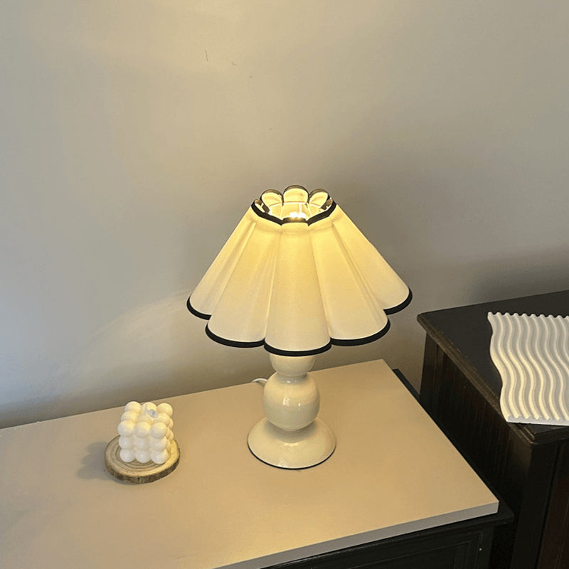 Franskinspirerad tygbordslampa – elegant avsmalnande pumpadesign
