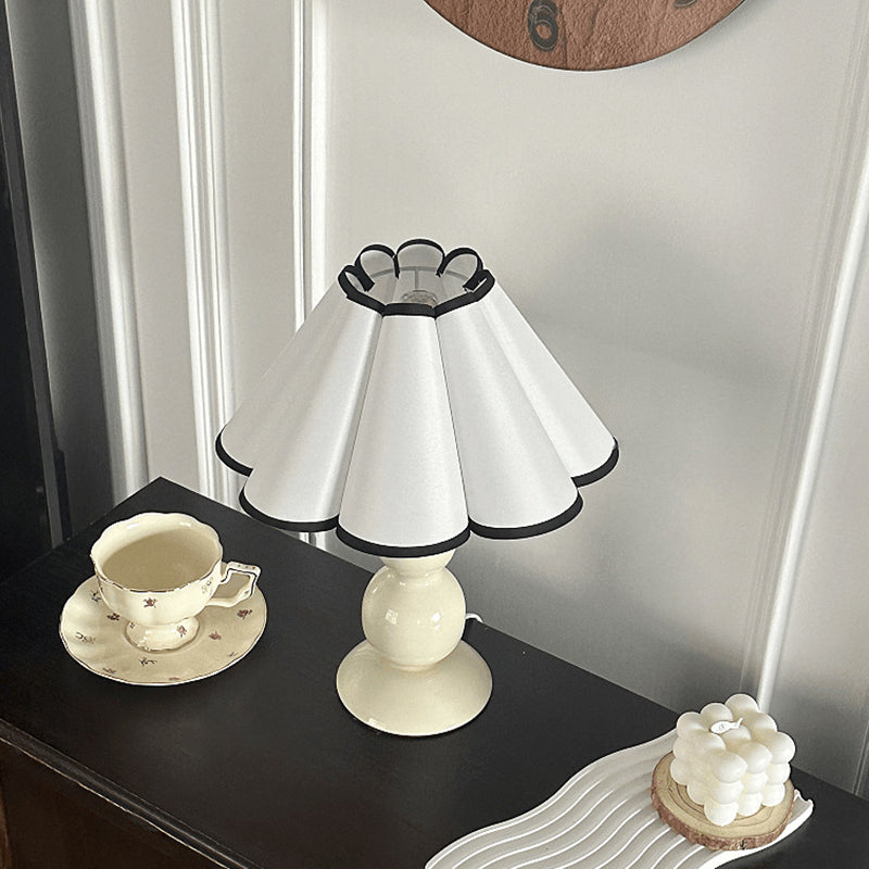 Franskinspirerad tygbordslampa – elegant avsmalnande pumpadesign