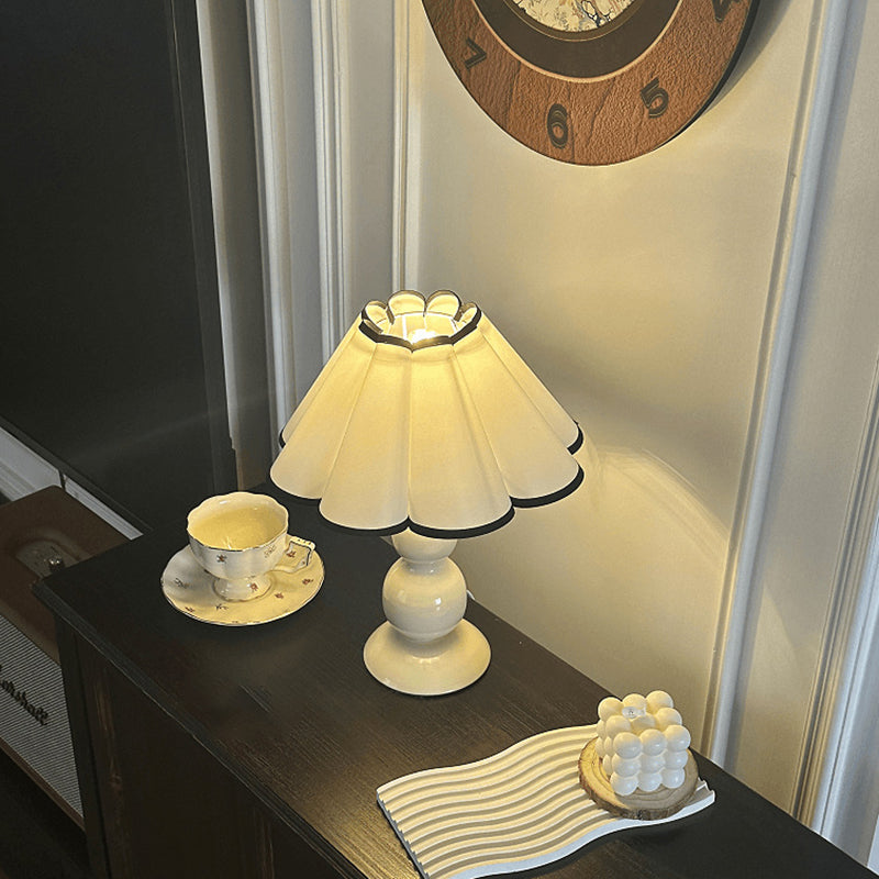 Franskinspirerad tygbordslampa – elegant avsmalnande pumpadesign