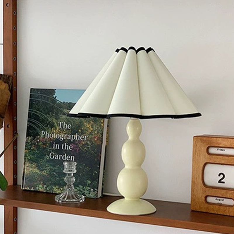 Franskinspirerad tygbordslampa – elegant avsmalnande pumpadesign