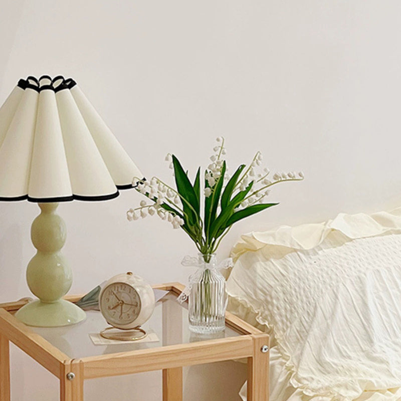 Franskinspirerad tygbordslampa – elegant avsmalnande pumpadesign
