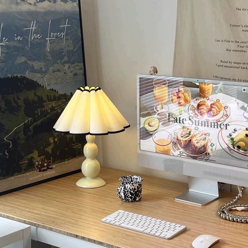 Franskinspirerad tygbordslampa – elegant avsmalnande pumpadesign