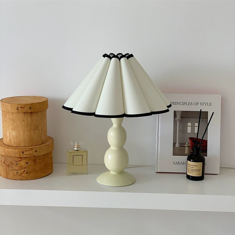Franskinspirerad tygbordslampa – elegant avsmalnande pumpadesign