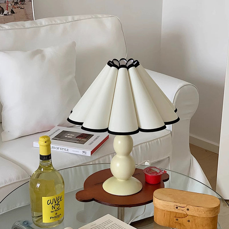 Franskinspirerad tygbordslampa – elegant avsmalnande pumpadesign