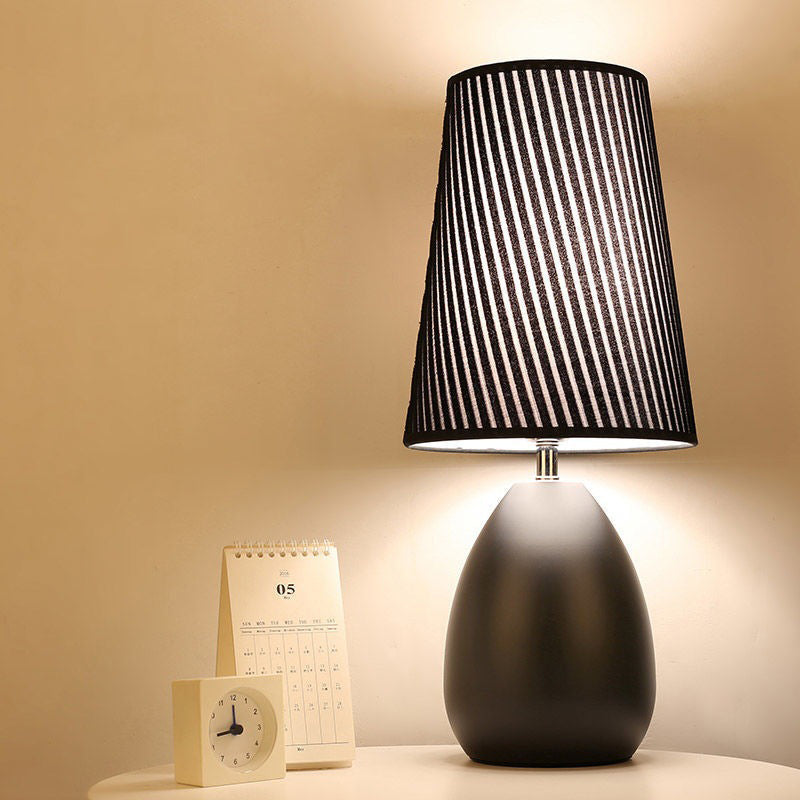 Modern Nordic Touch bordslampa – randig tygskärm och elegant järnfot