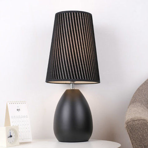 Modern Nordic Touch bordslampa – randig tygskärm och elegant järnfot