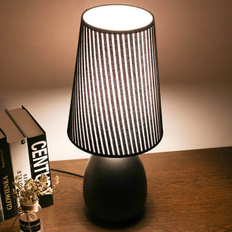 Modern Nordic Touch bordslampa – randig tygskärm och elegant järnfot