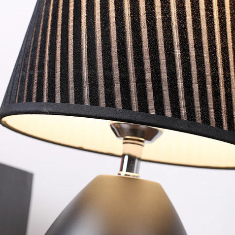 Modern Nordic Touch bordslampa – randig tygskärm och elegant järnfot