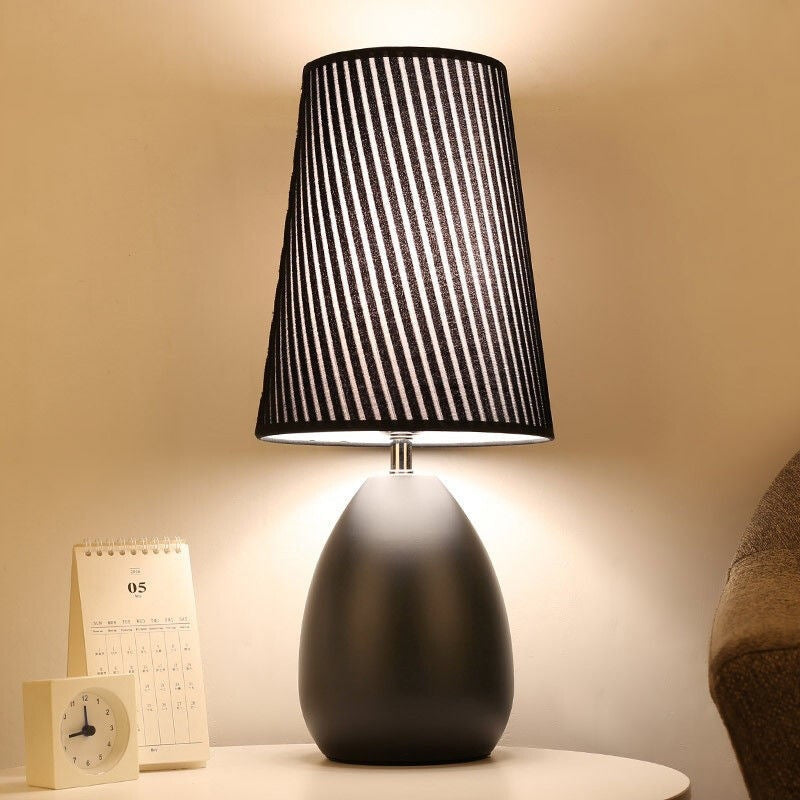 Modern Nordic Touch bordslampa – randig tygskärm och elegant järnfot
