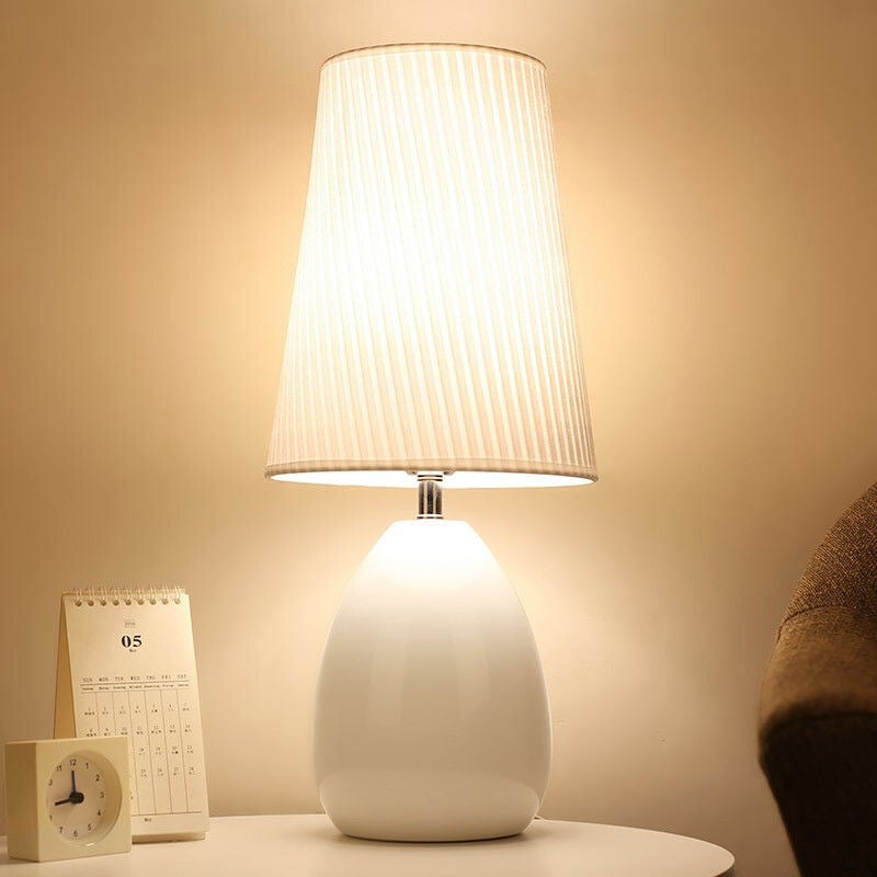 Modern Nordic Touch bordslampa – randig tygskärm och elegant järnfot