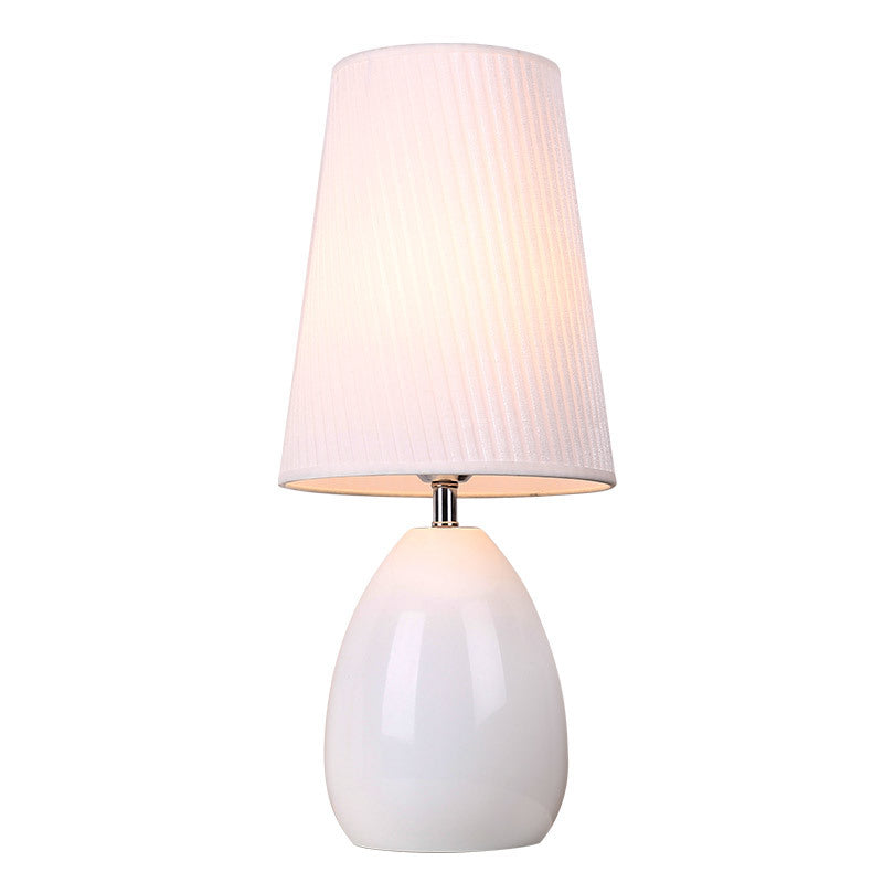 Modern Nordic Touch bordslampa – randig tygskärm och elegant järnfot